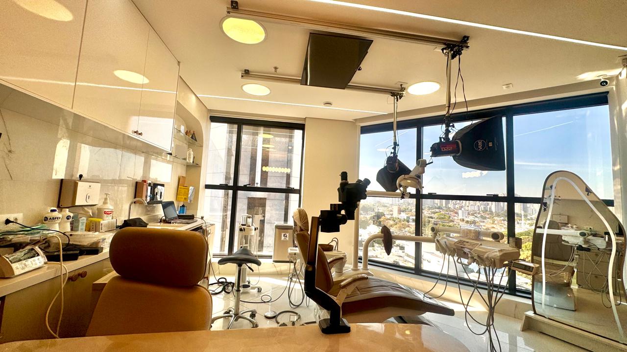 Consultório odontológico da Clínica Dra. Heleny Corrêa na Vila Olímpia, com cadeira de atendimento